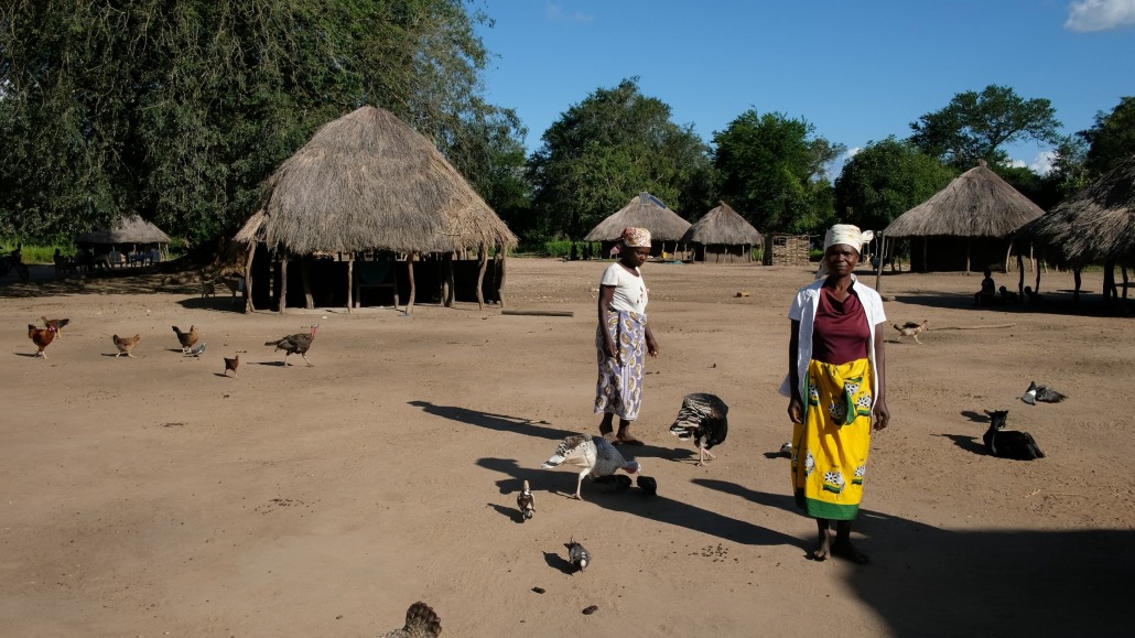 Mujeres que viven en zona rural de Mozambique_AzadaVerde Vacunas