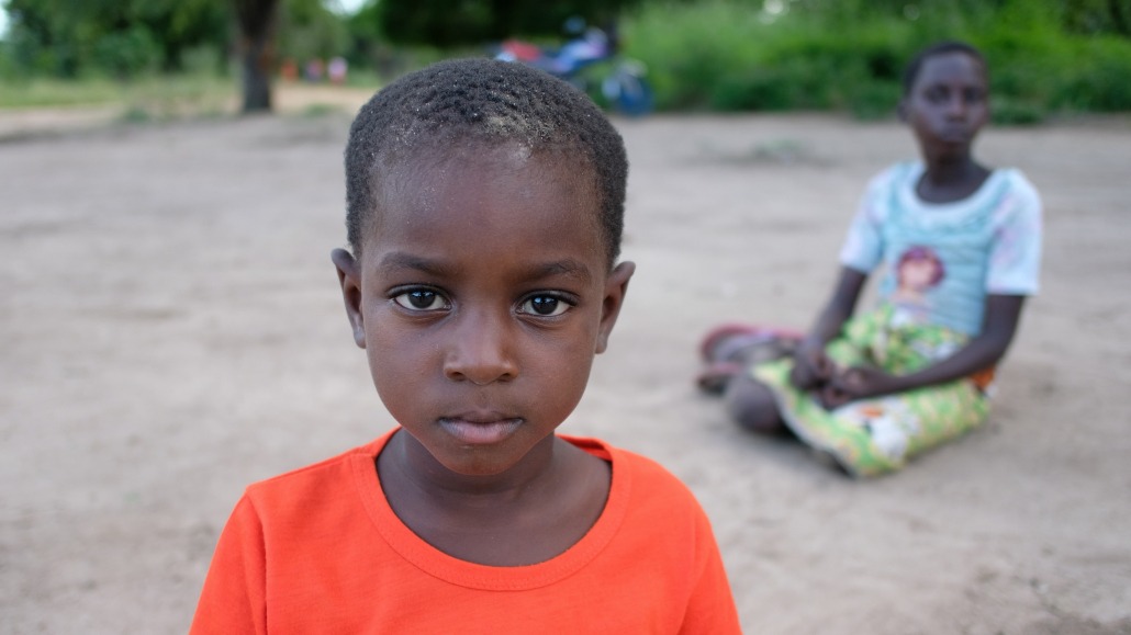 Niño de Escolas de Paz_AzadaVerde