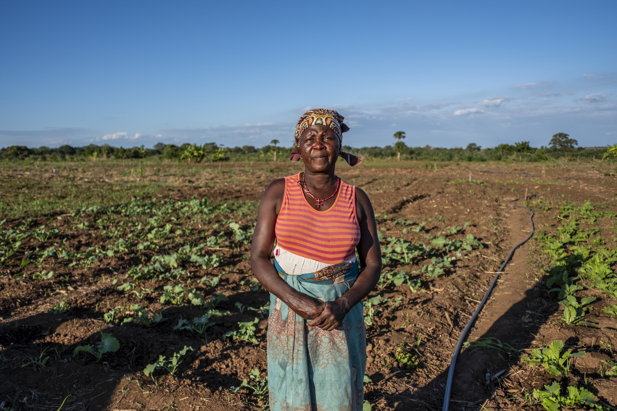 Mujer agricultora_Azada Verde