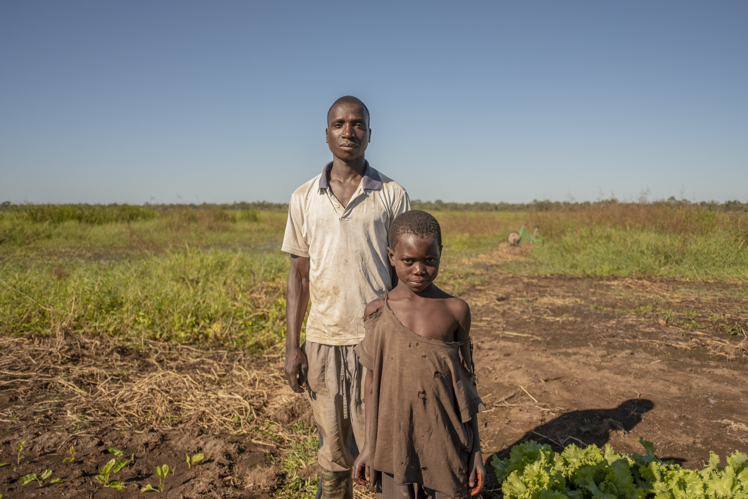 Padre e hijo mozambiqueño_Azada Verde SOFI hambre sistemas alimentarios seguridad alimentaria