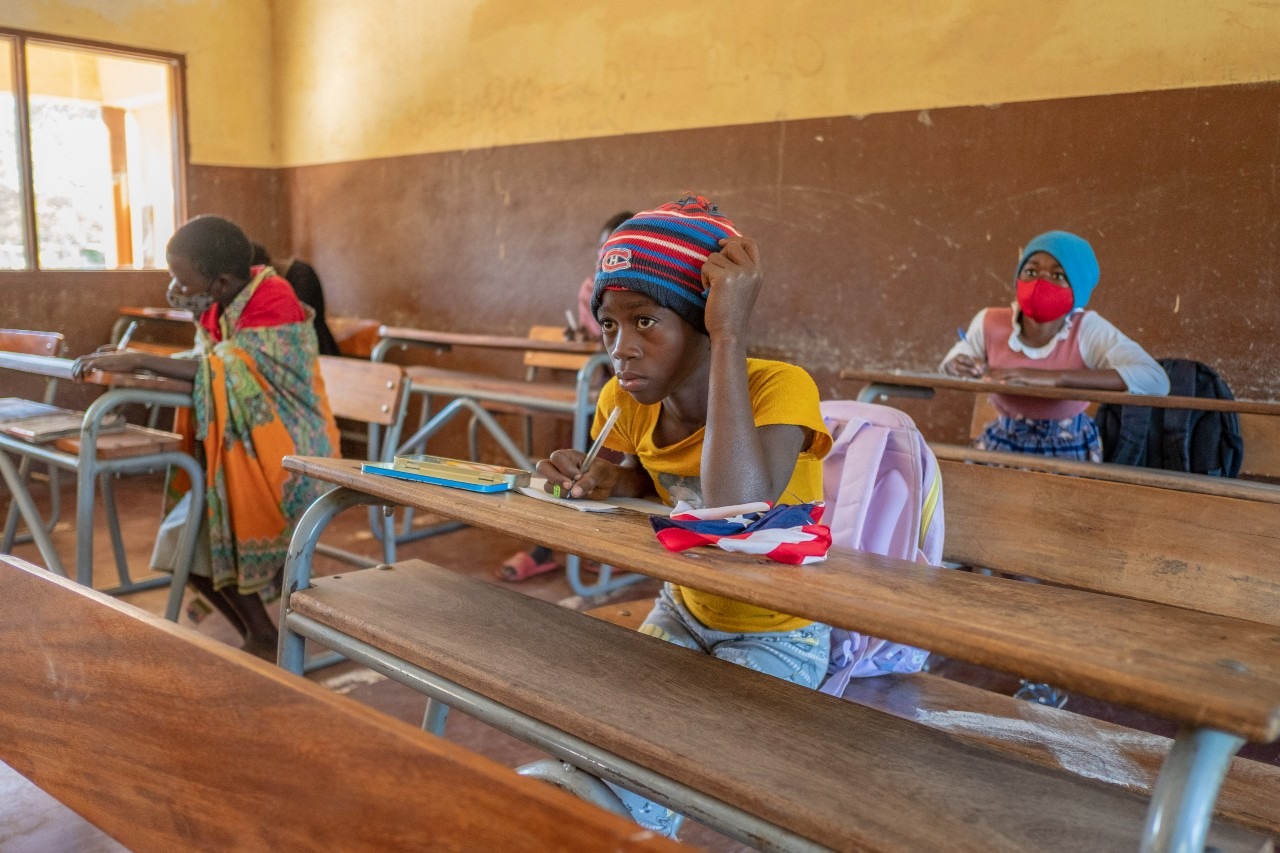 niña-estudiando-escuela-azada-verde
