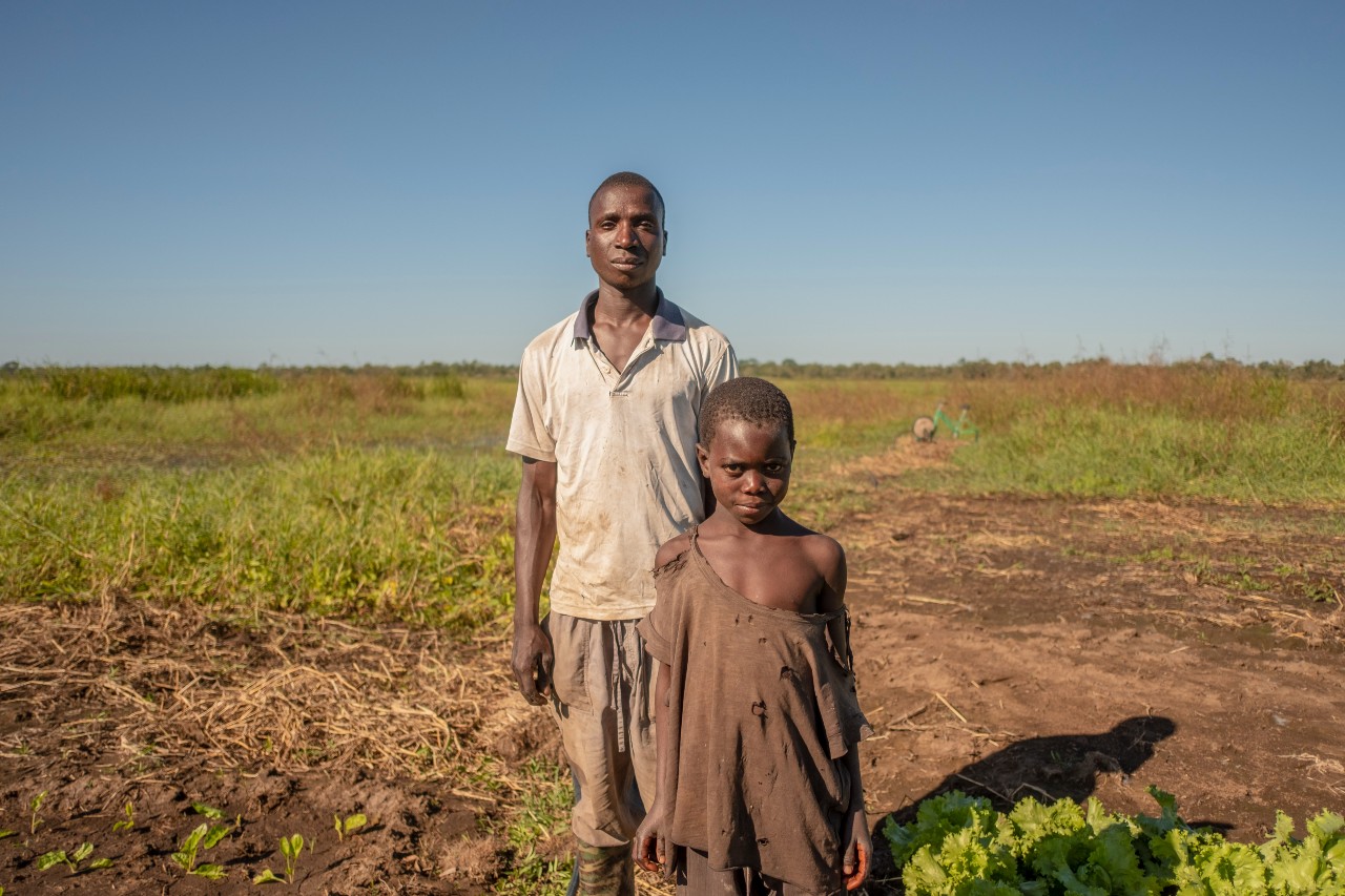 niño-hombre-campo-azada-verde niño-hombre-campo-azada-verde