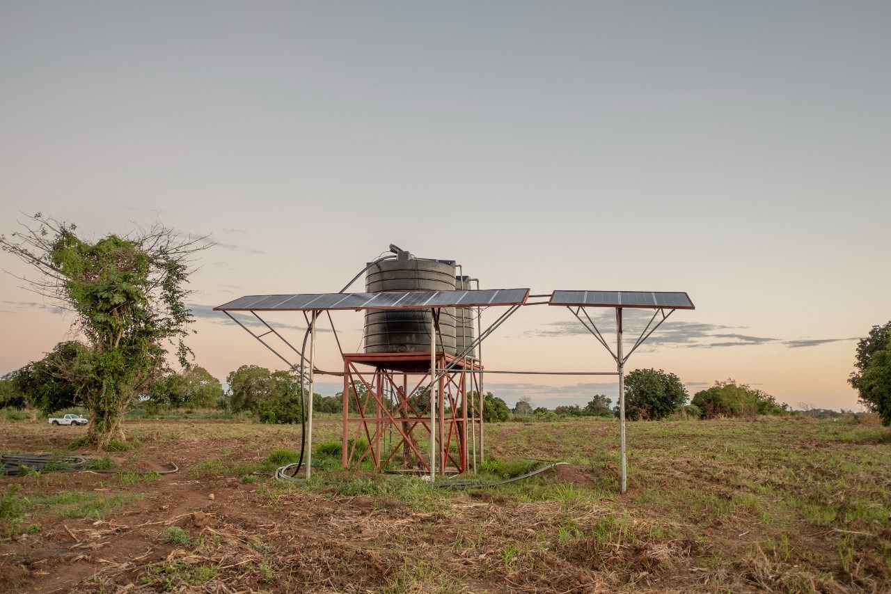 sistema-riego-solar-campo-azada-verde